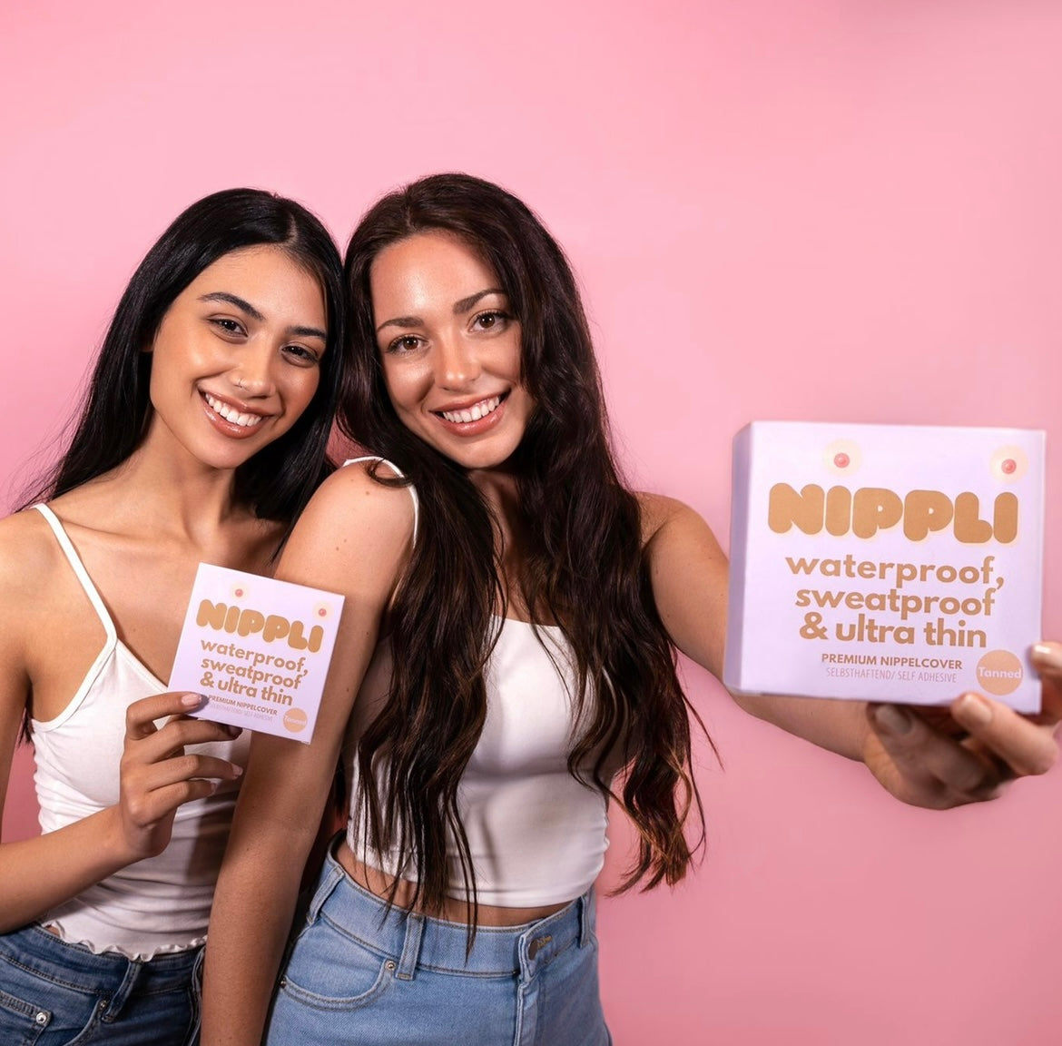Zwei Freundinnen freuen sich über Ihre neuen Nipplis Nippelcover